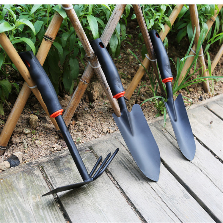 مجموعة أدوات حديدة للبستنة مع مجرفة ومرشة