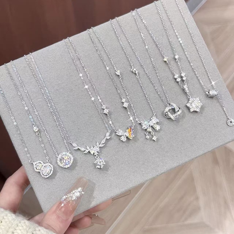 سلسلة عنق مزخرفة بالكريستال ومصممة بأسلوب رقيق وانيق