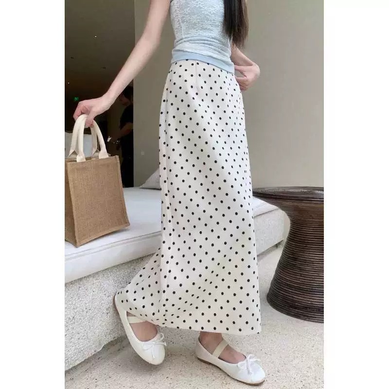 تنورة صيفية أنثوية بتصميم أزرق وبنقاط بيضاء