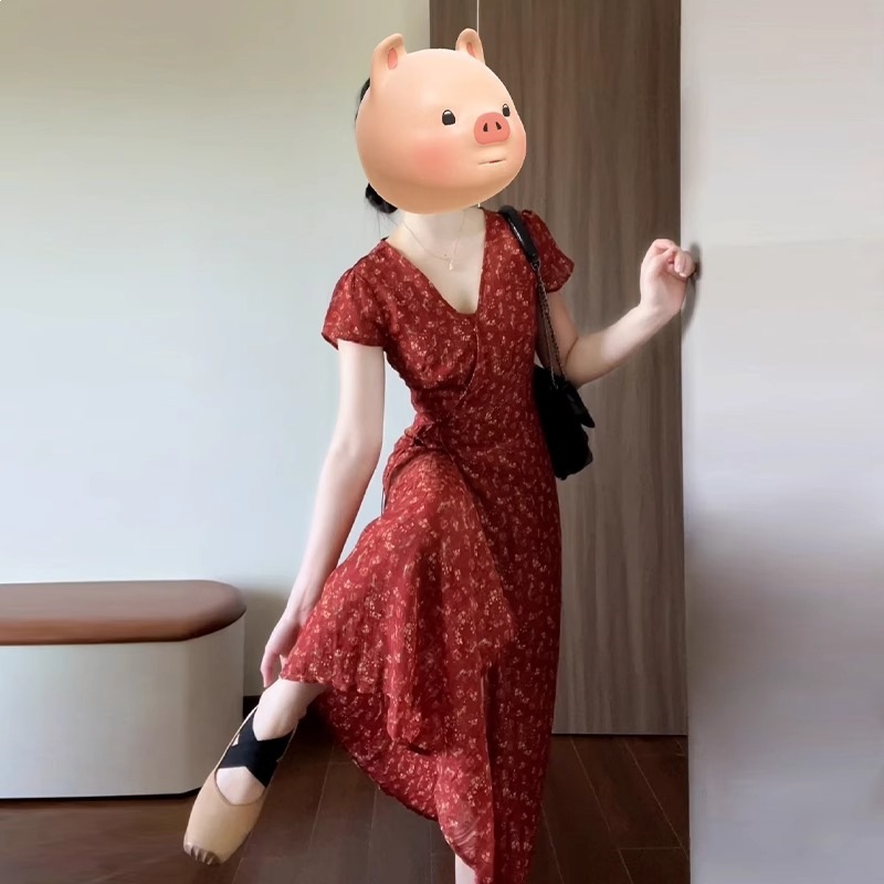 فستان أنيق باللون الأحمر مع زهرة لصيف