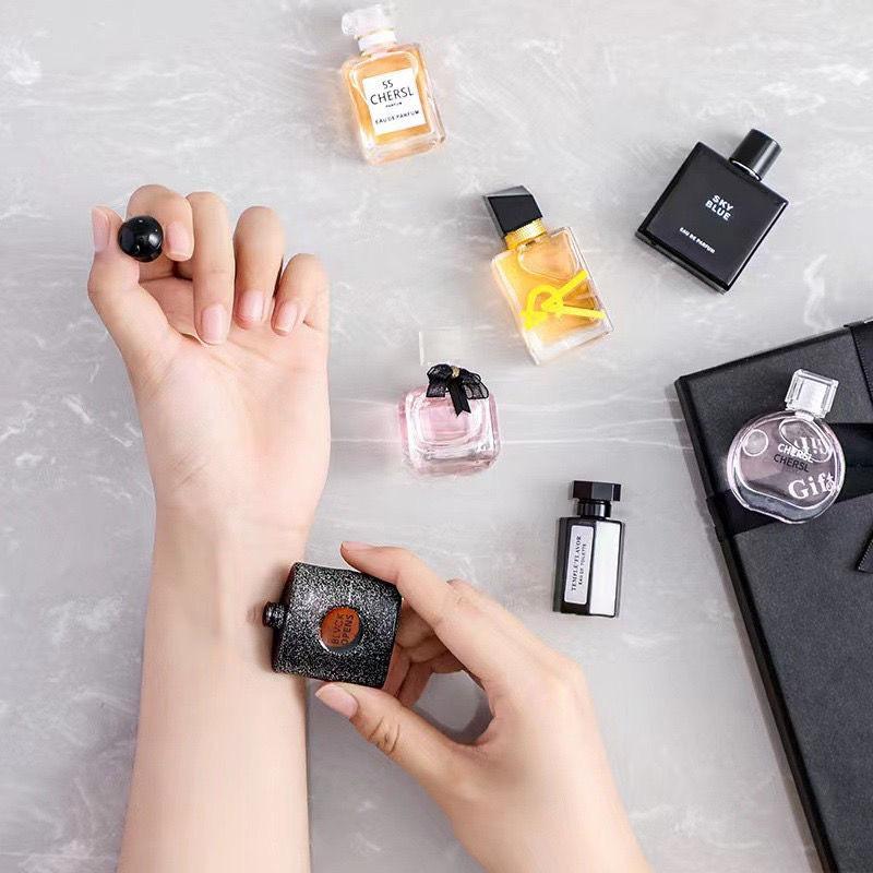 عطر نسائي ورجالي صغير رائحة خفيفة وثابتة طويلة الأمد