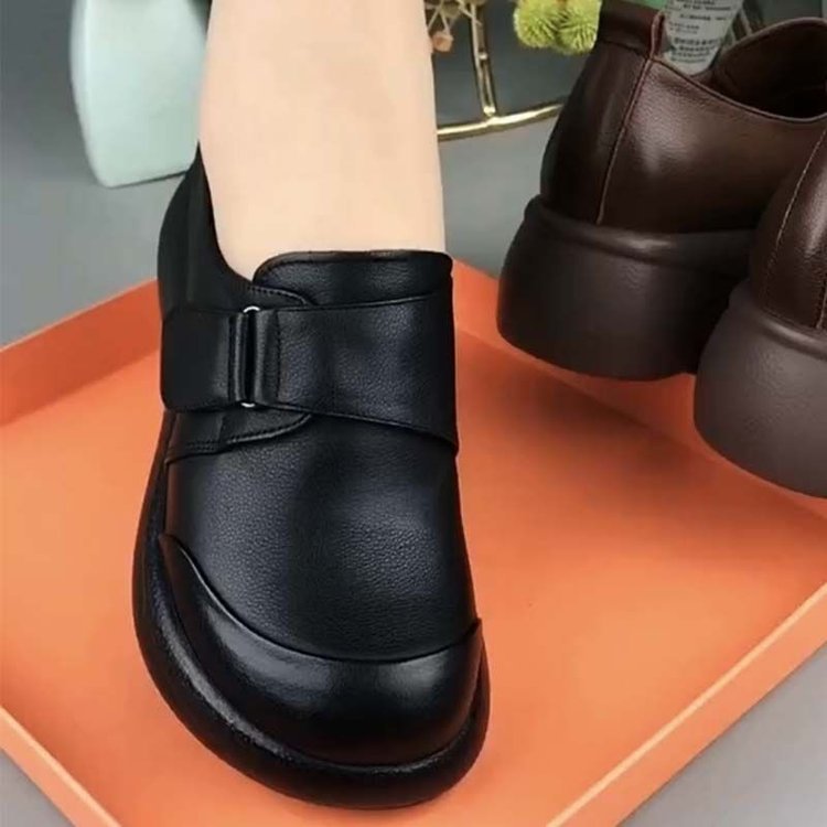 حذاء نسائي رقيق مع صيحة مدببة وذات كعب منخفض