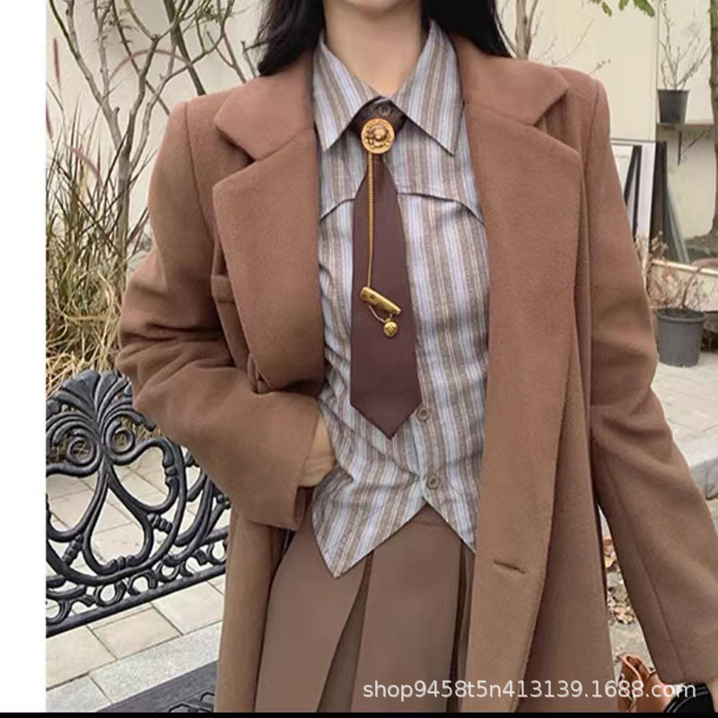 ربطة عنق بني فاتح بتصميم دب صغير و مشبك معدني