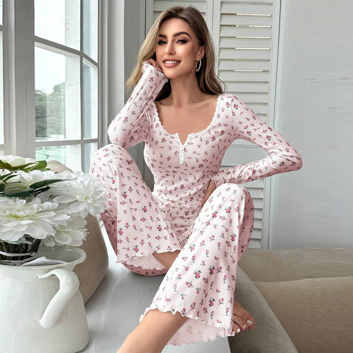 بيجامة نسائية شتوية طويلة الأكمام بتصميم أنيق مع دانتيل