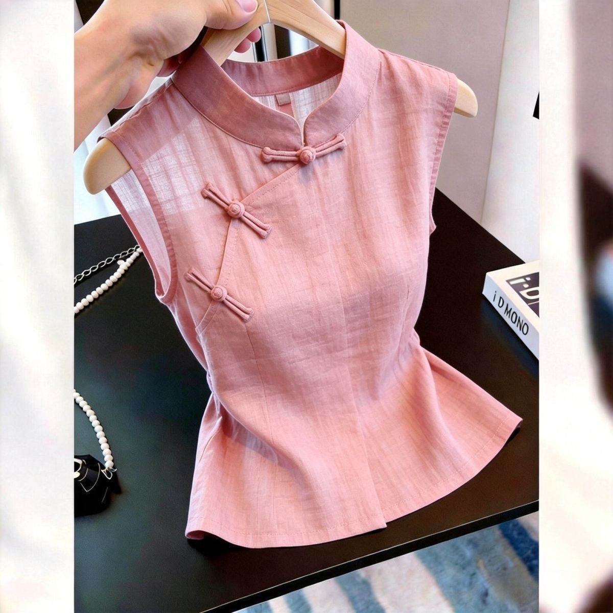بلوزة نسائية بأزرار أمامية وتصميم صيني عصري فريد بدون أكمام