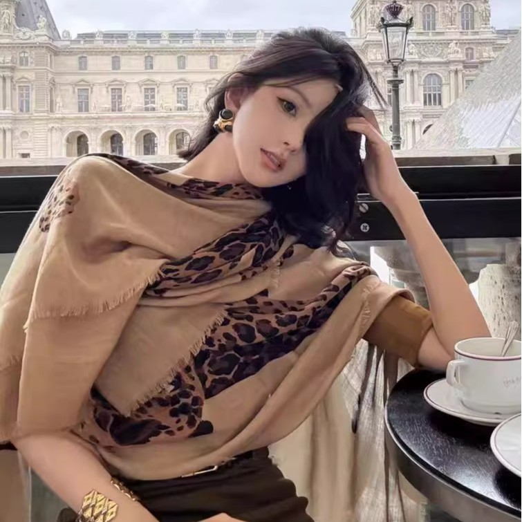 وشاح طويل مخطط باللون الذهبي للنساء بتصميم أوروبي فاخر
