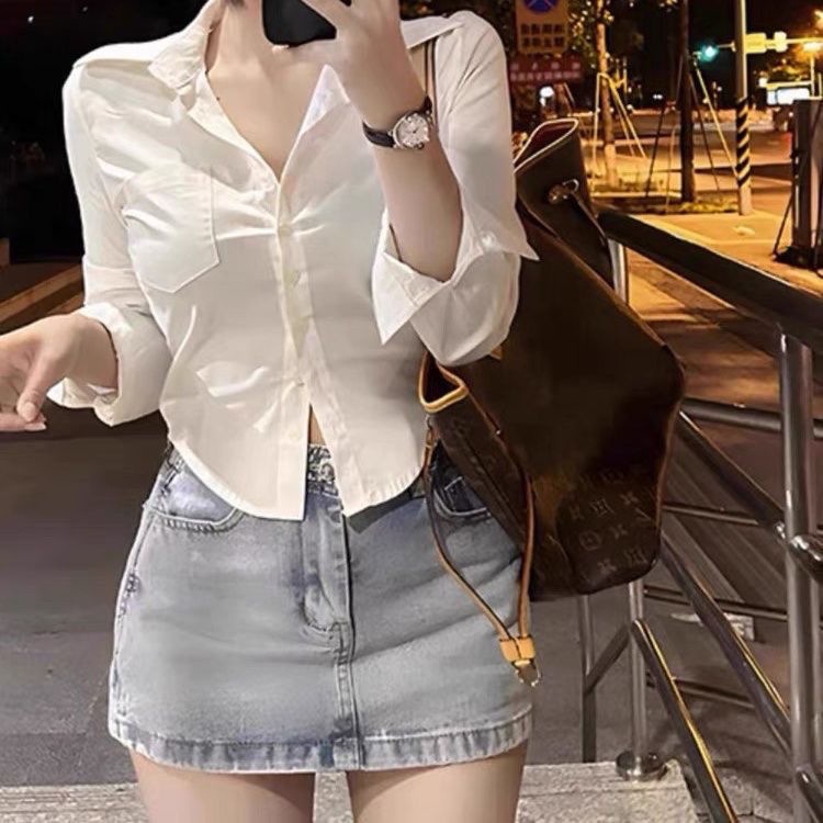 بلوزة نسائية بأكمام طويلة و لون سادة بتصميم كلاسيكي
