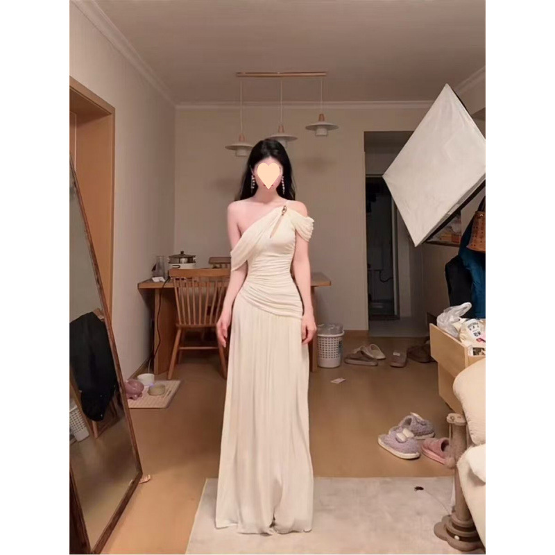 فستان طويل أنيق بتصميم فرنسي شيك مع حزام منحني على الكتف