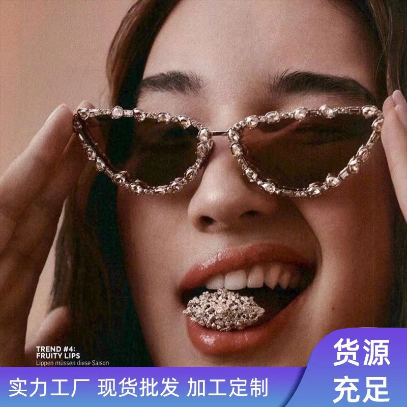 نظارات شمسية معدنية مرصعة بالماس للنساء بتصميم عتيق