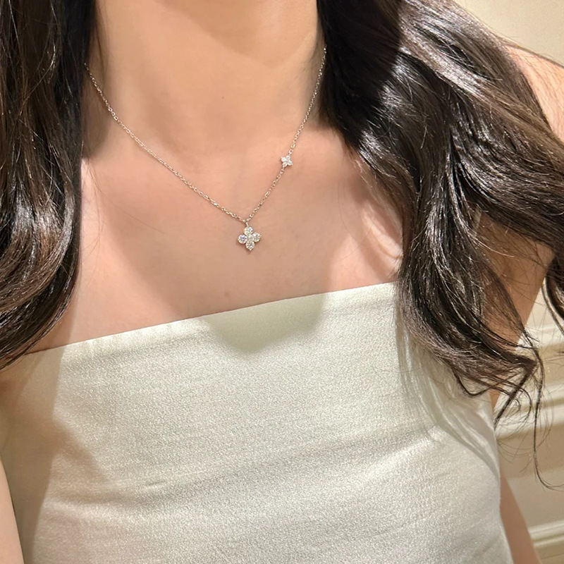 سلسلة عنق بمصمم أوراق نباتية مرصعة بالكريستال