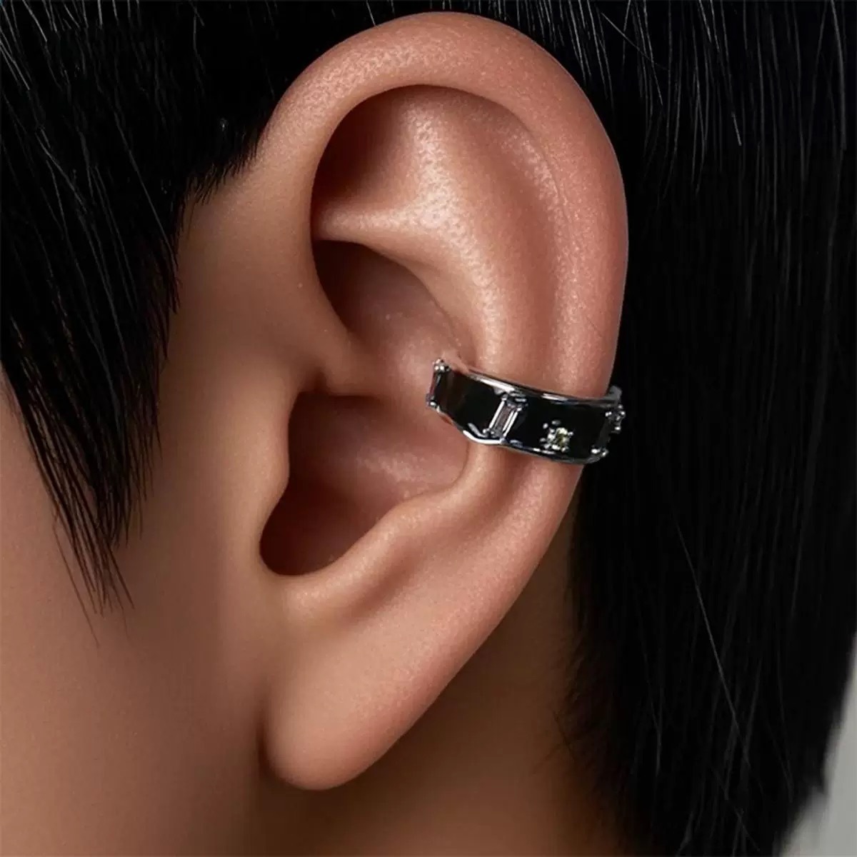إكسسوارات أذن رجالية سوداء أنيقة بتصميم عصري