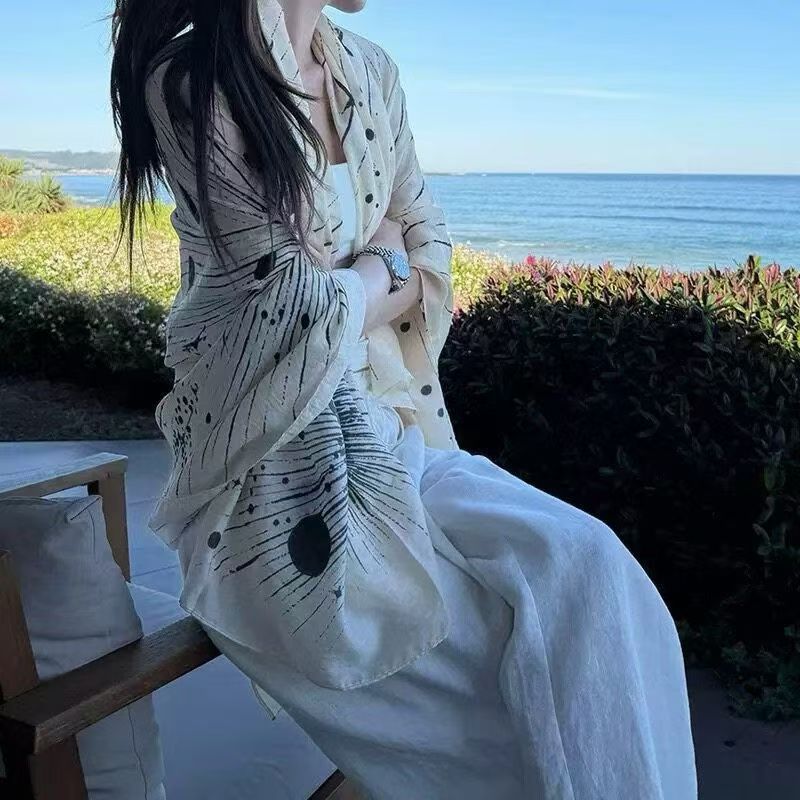 وشاح نسائي مربع مطبوع بنقشة مائية لربيع وصيف ٢٠٢٦