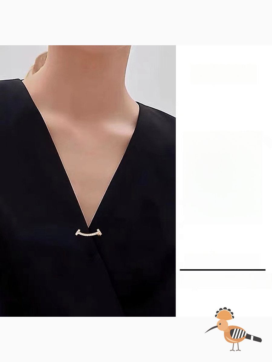 دبوس صغير لتحديد مكان قميص بتصميم مبتكر