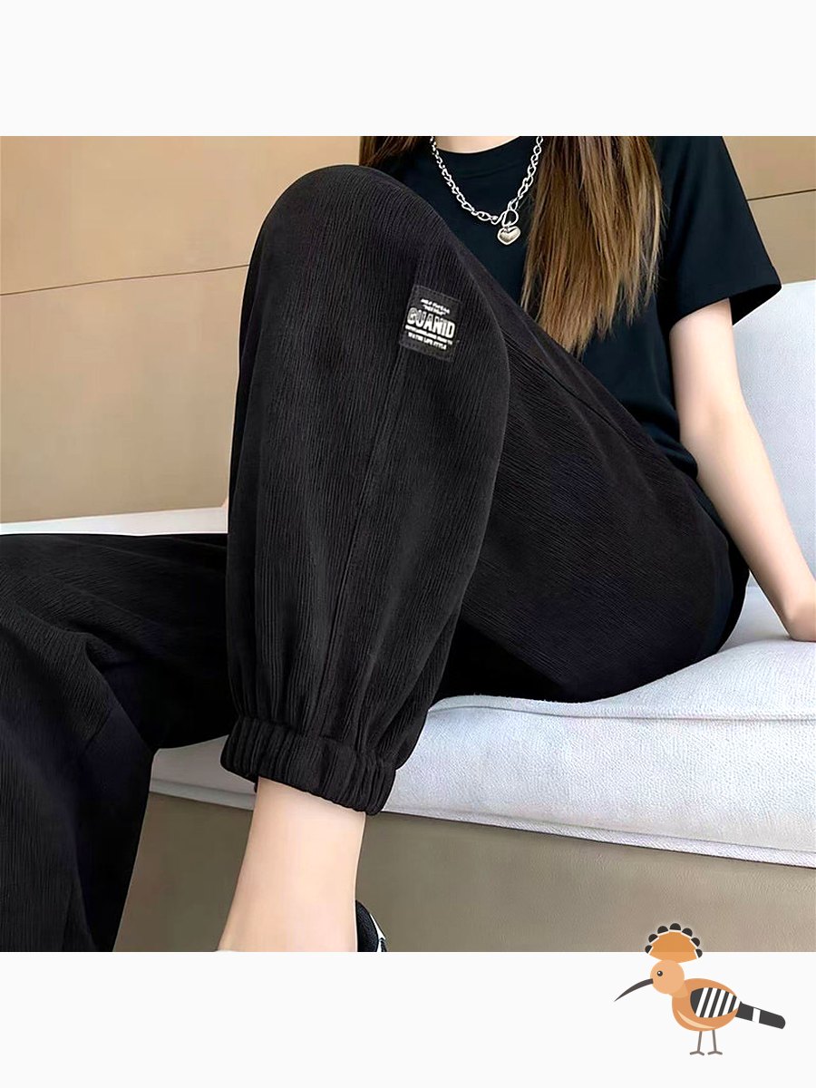 بنطلون عريض رياضي للنساء بتصميم مقسم وخطوط أنيقة