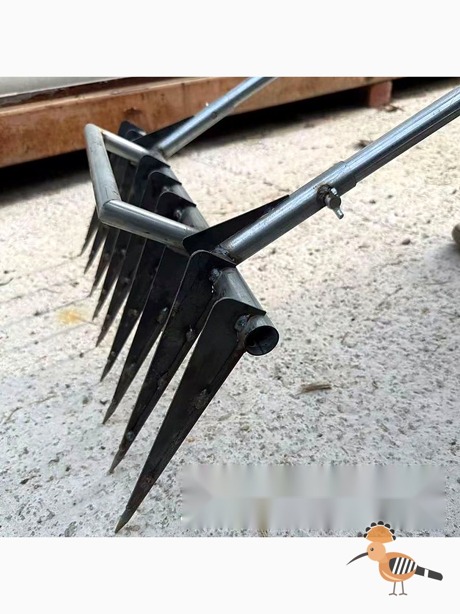 منجل حديدي لاستخراج البطاطا والثوم من الأرض