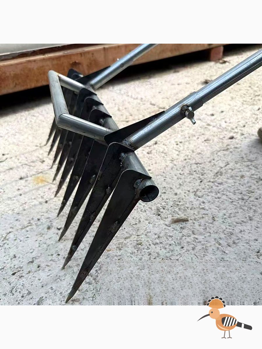 منجل حديدي لاستخراج البطاطا والثوم من الأرض